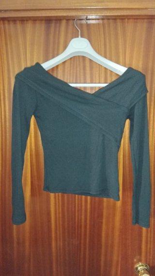 Jersey Negro con Escote Cruzado