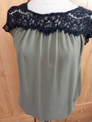 Blusa verde oliva con detalle de encaje negro
