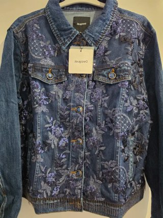 Cazadora vaquera Desigual con lentejuelas