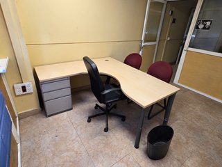 Escritorio en L con cajonera y 3 sillas
