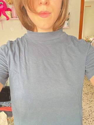 Camiseta de cuello alto azul grisáceo