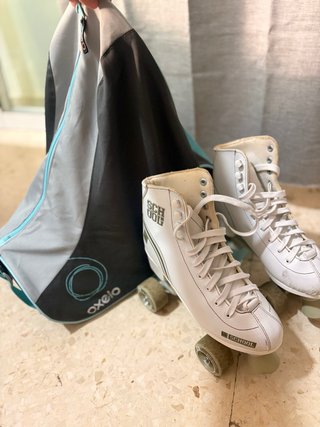 Patines de cuatro ruedas blancos
