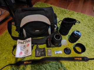 Cámara Nikon D3000 con accesorios