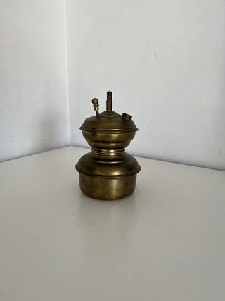 Lámpara de aceite antigua de latón