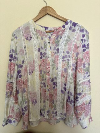 Blusa Estampada Floral con Detalles de Encaje