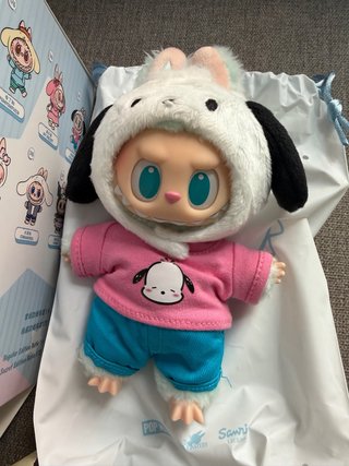 Figura POP MART x Sanrio Pochacco Labubu