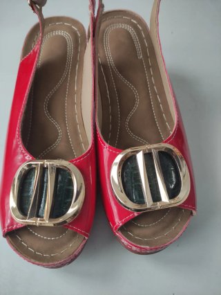 Sandalias Rojas con Hebilla Dorada