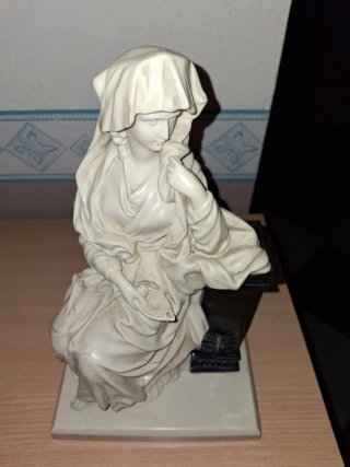 Figura Vintage de Mujer Sentada