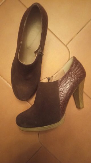 Zapatos de piel, abotinados.