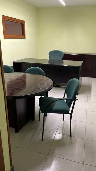Despacho: Escritorio, 2 Muebles, Mesa y Sillas