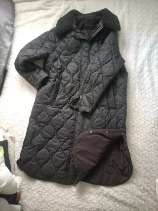 Abrigo impermeable acolchado negro
