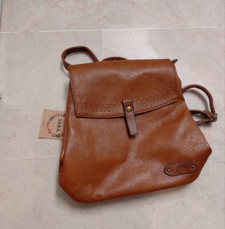 Mochila Sara marrón con etiqueta