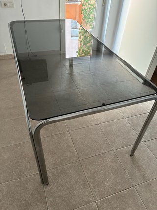 Mesa con sobre de cristal y estructura metálica