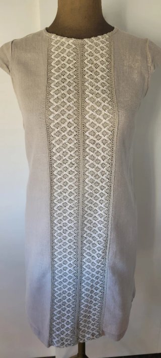 Vestido de Lino Beige con Detalle de Encaje