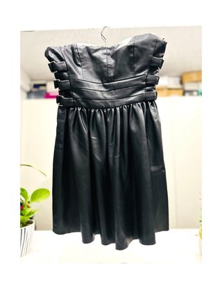 Vestido de polipiel negro Zara