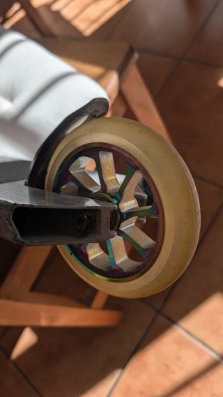 Patinete Scooter con Rueda Iridiscente