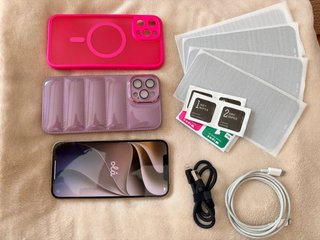 iPhone 12 Pro Max con accessori