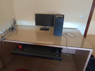 Mesa de escritorio con sobre de cristal