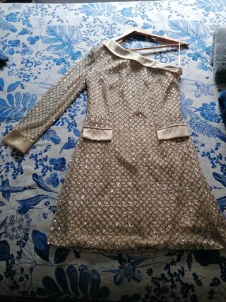 Vestido midi asimétrico con lentejuelas