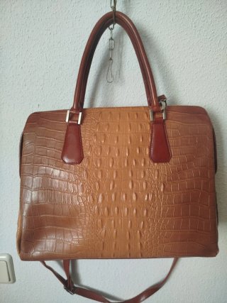 Bolso marrón con compartimentos