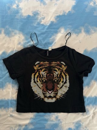 Camiseta Crop Negra con Estampado de Tigre