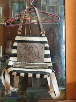Mochila de Rayas con Detalle Troquelado