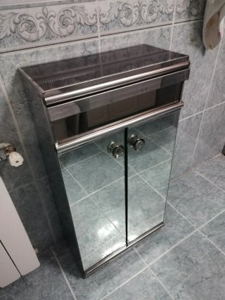 Mueble de baño con puertas de espejo