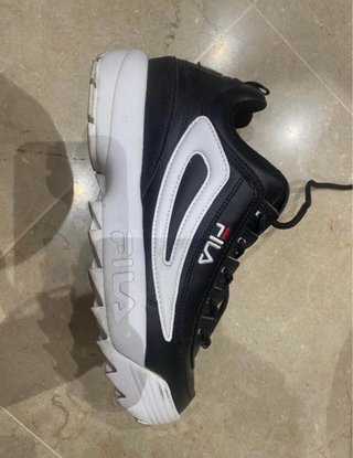 Zapatillas Fila Negras y Blancas