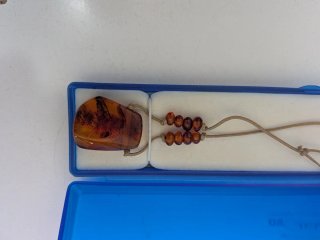 Dos colgantes de ámbar