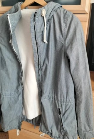 Chaqueta con capucha azul