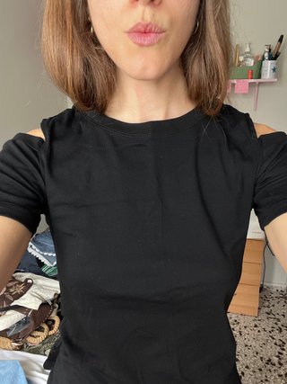 Camiseta negra con hombros descubiertos
