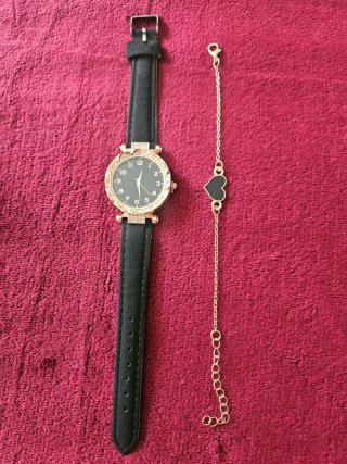 Set de reloj negro elegante con pulsera de corazón