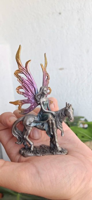 Figura de Hada sobre Unicornio