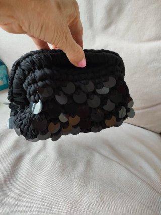 Bolso de mano negro con lentejuelas
