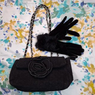 Bolso Negro con Guantes a Juego