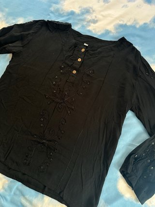 Blusa Negra con Bordados