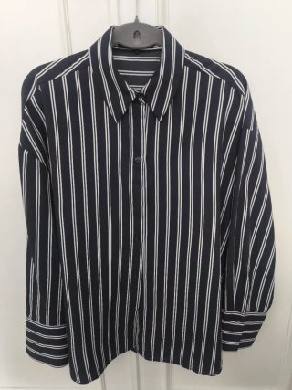 Camisa de rayas azul y blanca