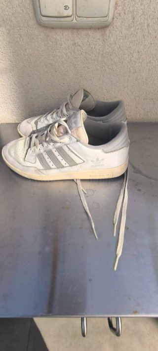 Zapatillas Adidas Blancas y Grises
