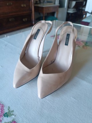 Zapatos Tacón Destalonados Charol Zara Woman Beige