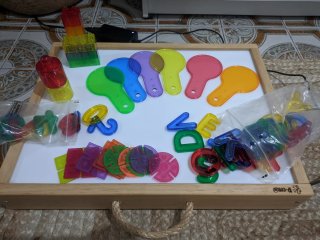 Mesa de luz con accesorios educativos