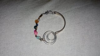 Pulsera artesanal con abalorios