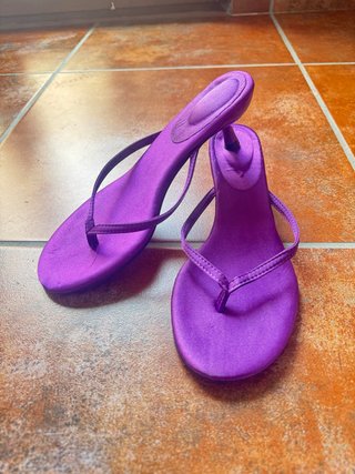 Sandalias de tacón moradas