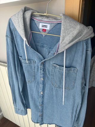 Cazadora Vaquera Tommy Jeans con Capucha