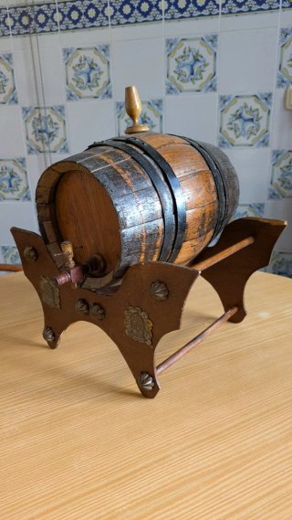 Barril de Madera Decorativo con Soporte