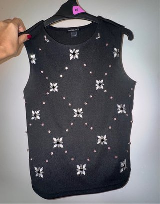 Blusa negra con pedrería