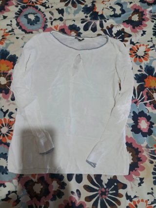 Camiseta Blanca con Detalle en Cuello