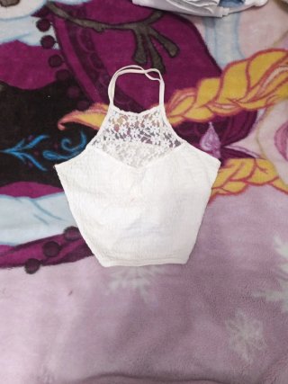 Blusa corta blanca con encaje