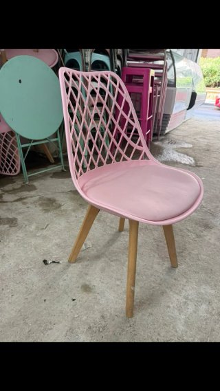 Silla Rosa con Patas de Madera