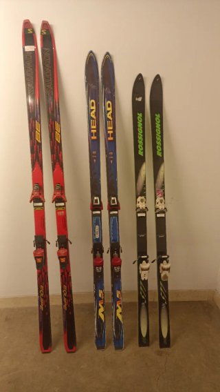 3 Pares de Esquís con Fijaciones Palos y botas.