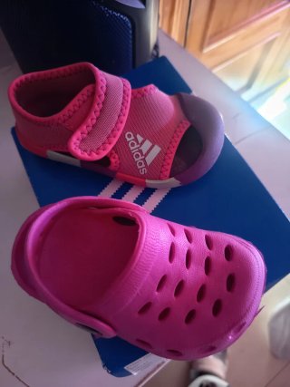 Cangrejeras Adidas y Zuecos Rosa. Número 21